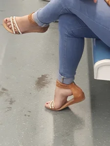 Candid girls in public showing nice legs and feet