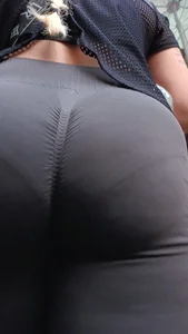 Latina con tremendo culo en Leggings