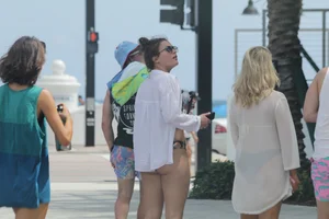 Deerfield Beach girls in bikinis