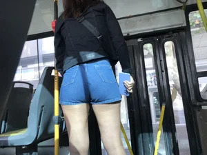 GOOD ASS IN JEAN SHORTS! IN BUS😻