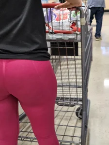 Out In The Wild 24 ( Phat ass ebony in leggins) Must See