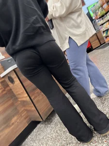 Black leggings/little wedgie