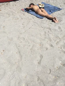 Look at this tight ass tanning at the beach 🏖️ Not OC