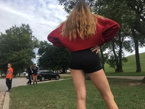 Track blonde teen in shorts