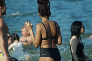 Hot Girl in Swimsuit with Bubble Booty Beach Candid Pics