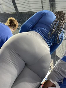 HUGE ASS UPLOSE LULULEMON