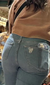 Tight booty in jeans