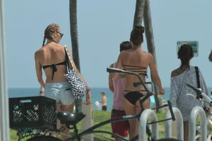 Candid Florida beach and bikini girls