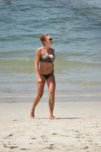 Redhead with nice tits in a bikini on the beach