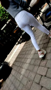 CURVED ASS WHITE PANTS MOM