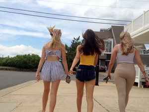 Couple teens walking in shorts and leggings