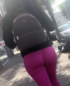 Jiggly Buttle butt in bright pink gym leggings