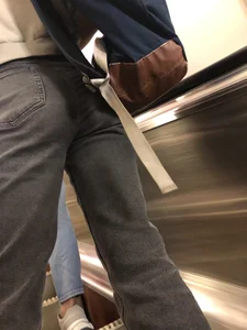 Nice Candid Ass in Grey Jeans on a Subway Escalator Closeups