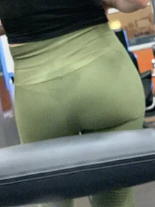 Girl working out with a nice ass in green leggings