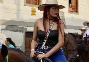 Latina cowgirls gitty up! Non OC