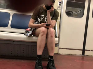 Hot Legs And Butt in Shorts in a Subway Train Creepshots Galery - Bruised Knees And Shins