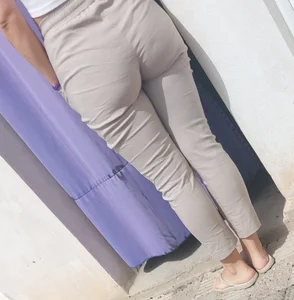 Sport jeans round ass milf