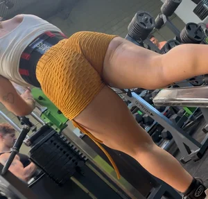 Blue ass vs orange ass. Sweaty girls. You choose ?