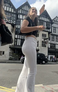 Tight round ass in white jeans shows us how it’s done