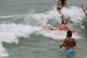 Candid surfing girls
