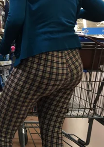 Nice big round booty in tight patterned leggings