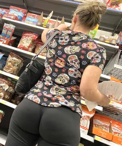 Perfect shape on this milf ass