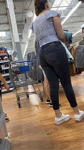 Tall Thick Latina Milf In Tight Black Jeans😋