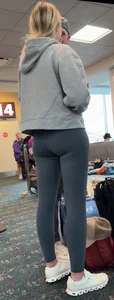 Traveling blonde with nice ass in leggings