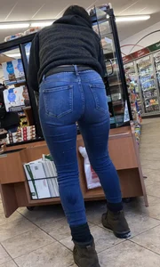 Cute brunette all up in donut box so I capped her donut hole!
