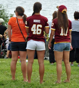 3 Washington friends in short shorts