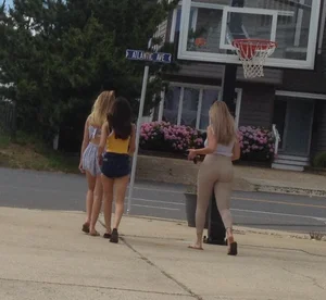 Couple teens walking in shorts and leggings