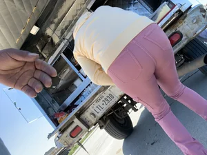 Tight Pink jeans latina