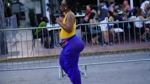 Candid black babe with an ass that defies all laws of physics