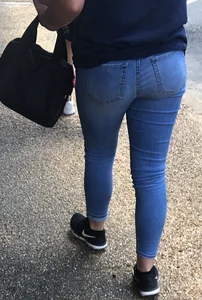 Nice ass in tight jeans on the street, milf creepshot
