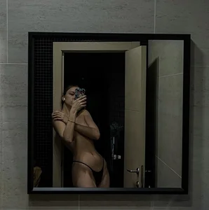 Leaked hot selfies of a girl with awesome long legs