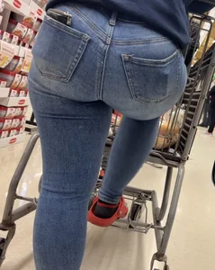 Dominican girl with nice ass in jeans