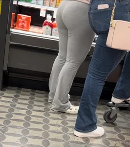 Latina :peach:Shopping with friends (OC)