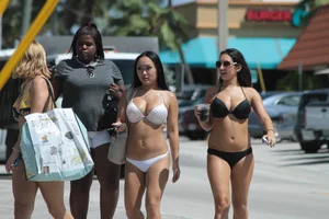Group of Florida bikini babes and a sexy Asian busted