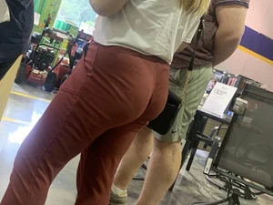 Big booty older lady in tight sweats