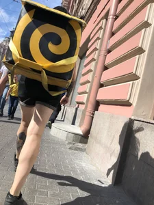 Amazing cute candid food delivery girl with lots of tattoos crossing the street