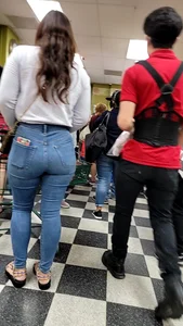 Latina in tight jeans (good set)