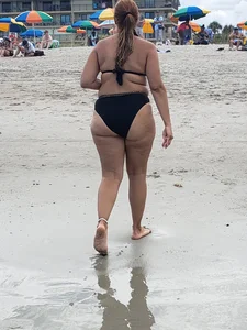 Beach meaty ass MILF W bikini