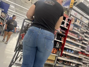 Big booty biker chick!