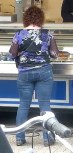 Candid milf's ass at the street market creepshot