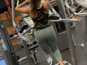 Couple babes at the gym in leggings with nice asses