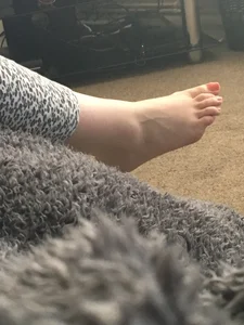 Feet of a Fat Candid Milf in a Dress Creepshots