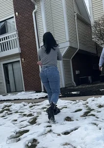 Latina in jeans
