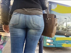 Big ass bus stop best of all old & gold🍑