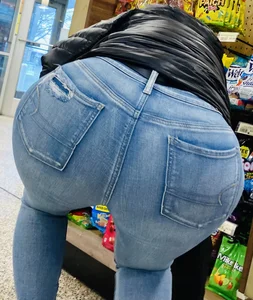 Chic w huge rounder in tight jeans‼️