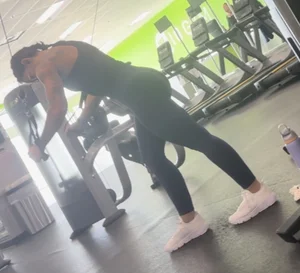 Latina with nice ass in leggings at the gym